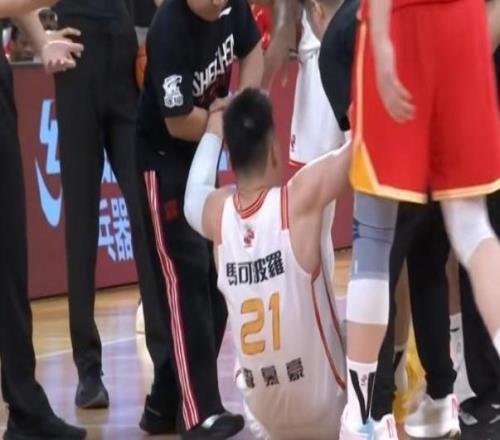 深圳男篮再遭打击:首发李慕豪崴脚伤退仅登场不到6分钟得2分