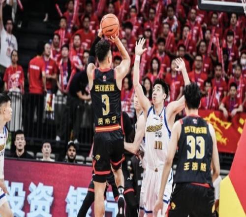 媒体人：深圳8人轮换拼命捍卫主场，首钢几位吊儿郎当的明星真该学学