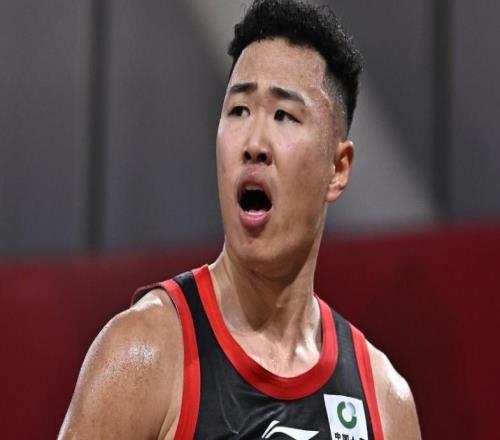 MVP赛季落幕！贺希宁生死战14中5低迷下半场8中2崩盘沮丧离场