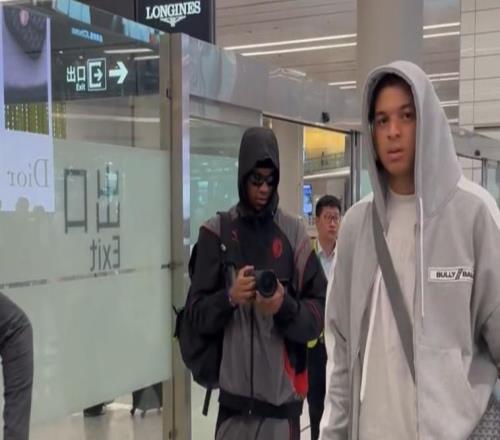 上海男篮抵沪！众人接机，李弘权开心，卢伟洛夫顿淡定，白边圈粉