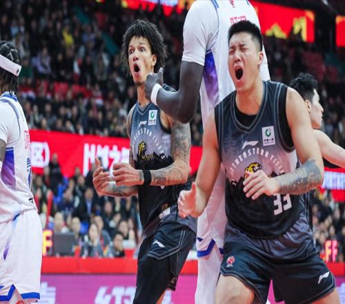 杜锋爱徒续约稳了！30岁还能打，场均6分4.6篮板，3年主力没白当