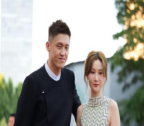 如今在广东生活的周鹏，娶上海篮球美女为妻，如今37岁儿女双全