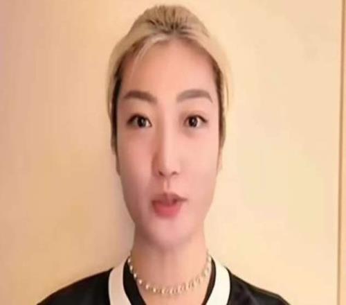 李梦亮相，携手郭艾伦出席活动，或重启留洋，宫鲁鸣还给机会吗