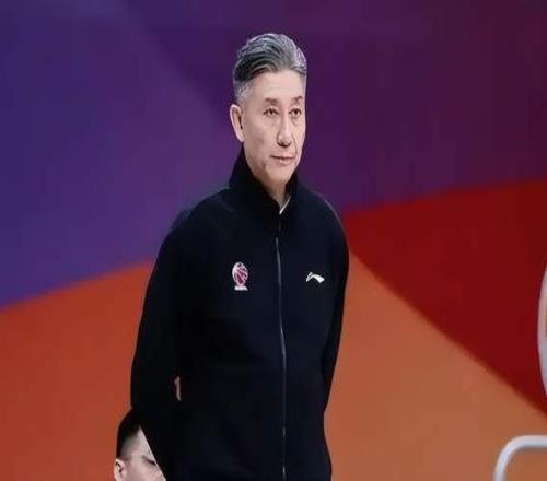 功勋老帅合同到期，CBA黑马或重找掌舵人，新帅3选1，杨鸣有机会