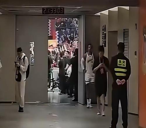 CBA生涯之夜成背景板!广厦外援布朗在球员通道飞踢铁板泄愤