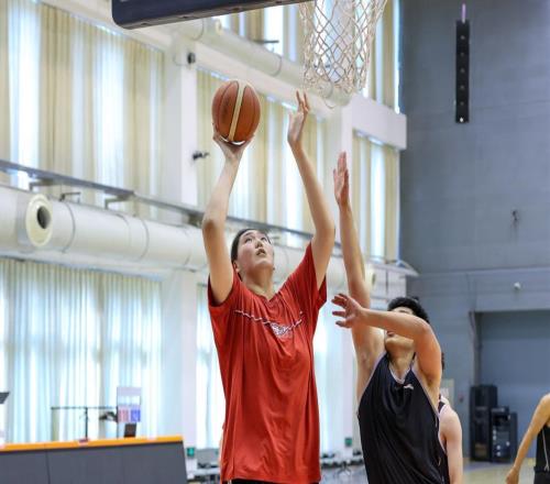 中国女篮备战曝光！2米26张子宇变瘦了，2米01女版奥尼尔卡位吃饼