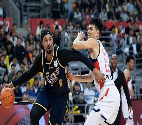 山东男篮重磅官宣！两大核心顶薪留队，9人合同到期集体离队