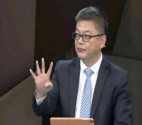 尼克斯和马刺，谁能夺冠苏群给出了自己答案！