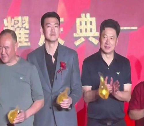 上海庆功宴会请李春江吗球迷：其他人无所谓，孙铭徽必须坐主桌