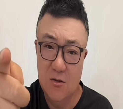 董路气笑：黑子为了黑我把埃弗顿男球员P成女球员身高长相也P了