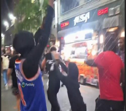 纽约球迷有多疯狂！特朗普亲自观战，一张NBA票价就能买一套房