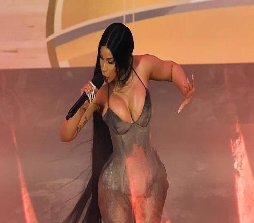 超级碗级别，知名歌手CardiB在尼克斯主场进行半场表演