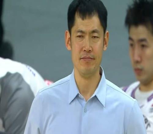 杨鸣复出，接替许利民执教首钢京媒名记辟谣，却透露另一好消息