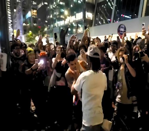 纽约尼克斯观赛派对爆大规模斗殴，警方动用胡椒喷雾