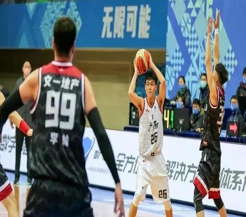 广西篮球的孤勇者，从羽球少年到CBA探花，为何他26岁才参加选秀