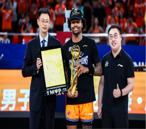 上海FMVP古德温返美：相信上天安排今夏续约面临巴萨竞价抢人