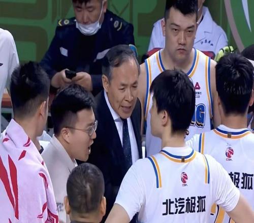 CCTV5直播！北京上海巅峰对决，许利民战术更胜一筹卢伟遇到难题