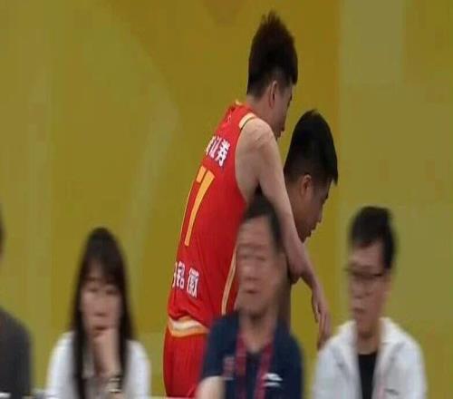 背出场！再进关键球，2比0领先了！