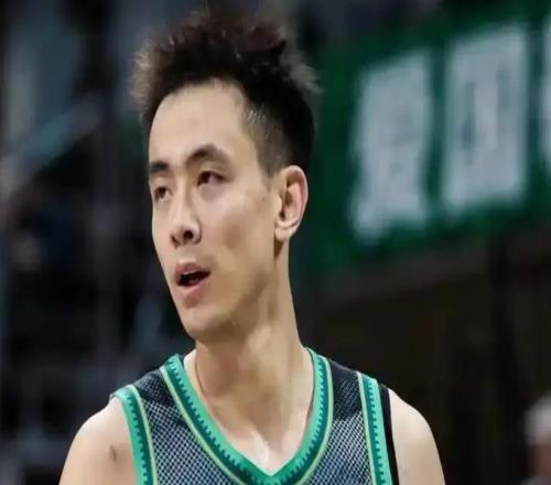 京沪大战排面拉满！郭士强携手两位指导观战，赵继伟坐旁边！