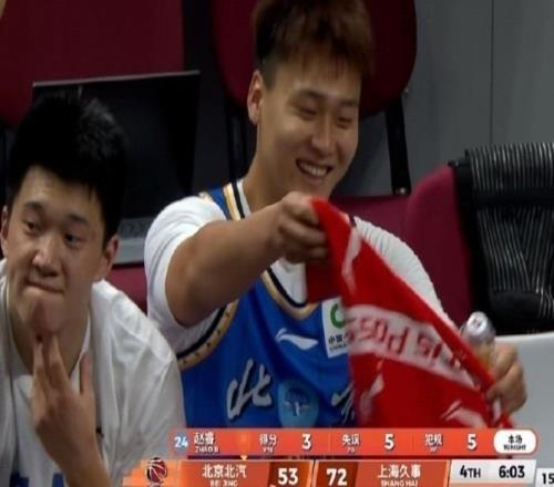 不以为耻赵睿落后20分无谓5犯离场,坐替补席上一脸灿烂笑容