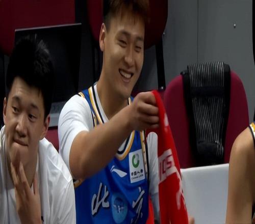 赵睿深夜点赞回怼球迷！周琦也摆烂，3坏消息让北京失去翻盘希望