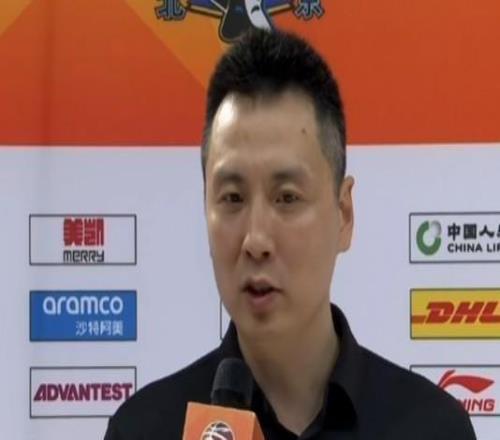 卢伟：今晚打出了上海篮球的拼搏精神，感谢老队员在防守端的奉献