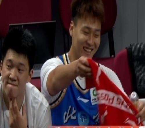 北京落后19分犯满离场在笑!赵睿连续点赞网友社媒抨击言论惹争议
