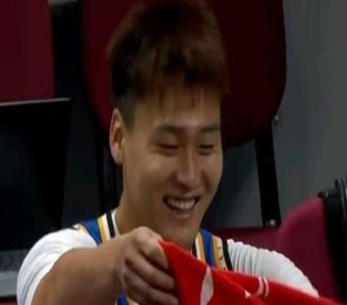 “微笑战神”赵睿回应球迷不满:继续微笑因为生活如此美好