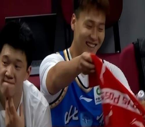又犯浑了北京男篮惨败，赵睿笑逐颜开遭质疑，他却点赞抨击言论