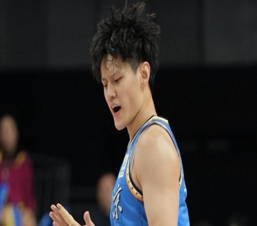 曾凡博3场季后赛不超5分：3分、2分、5分国手PK遭张镇麟碾压
