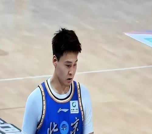 赵睿深夜点赞回怼球迷！周琦也摆烂，3坏消息让北京失去翻盘希望