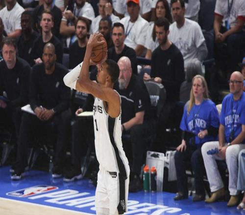 48盖帽+15三分，文班你太狠了，又创造80年NBA独一无二的纪录