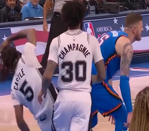 NBA又现名场面！哈滕强拽卡斯尔头发，裁判未吹罚，杨毅点名原因