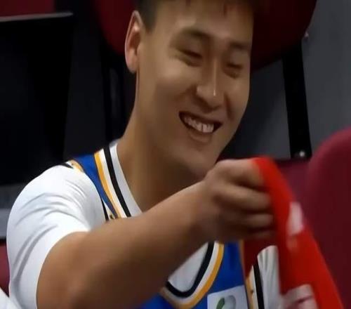 微笑,还是微笑!无缘决赛事不关己赵睿笑对球迷质疑,错了吗