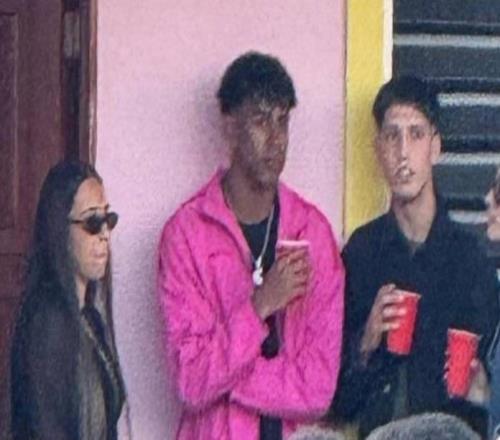 世体：巴萨一线队众多球员周五观看了BadBunny的演唱会