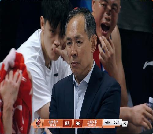 中场发生什么!北京男篮单节溃败出局,球迷动容痛哭:许利民下课
