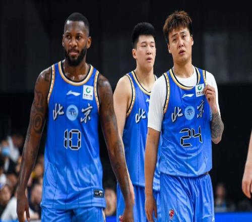 20分惊天逆转！上海男篮31淘汰北京晋级决赛，刘铮洛夫顿大爆发
