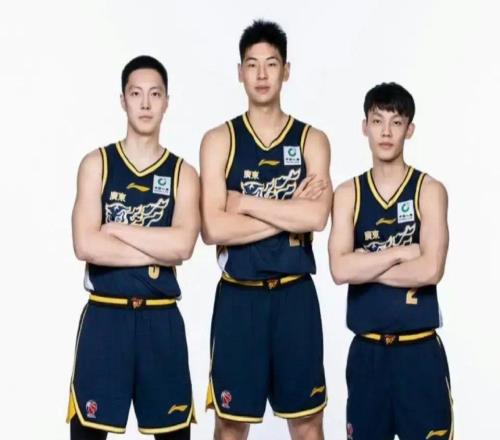 男篮短训营第3批裁员名单,徐杰光速离队!球迷:为何不征召林葳