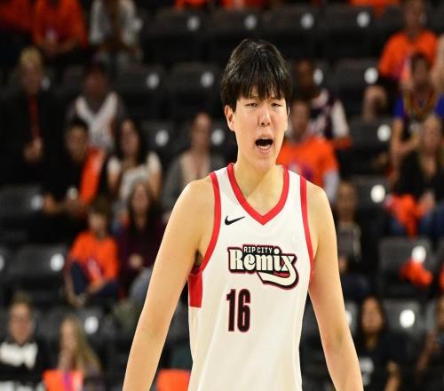 杨瀚森又练出8块腹肌!美媒却建议为补强弃他:模拟4换1墨菲方案