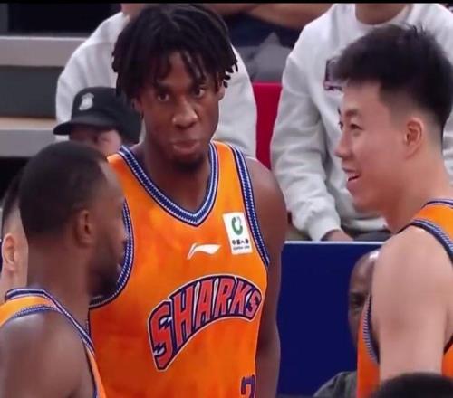 张镇麟4+3古德温5分,弗格0分,赵睿2+1,麦基9+2,北京领先上海16分