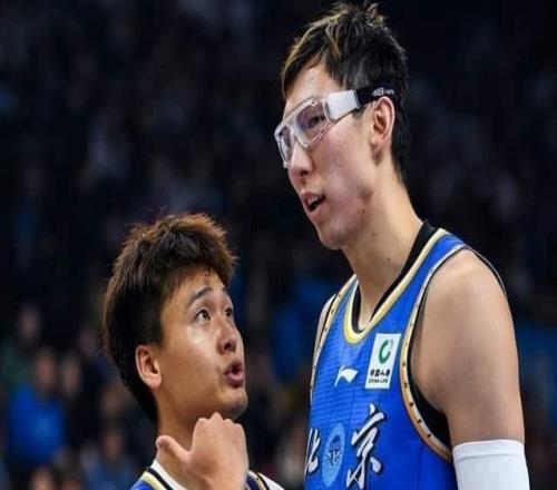 争议！全队听教练讲战术周琦独自坐着事不关己遭批：不如易建联