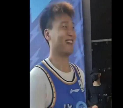 京沪战出现匪夷所思的画面！球迷高喊他滚蛋，他却微笑对待不生气