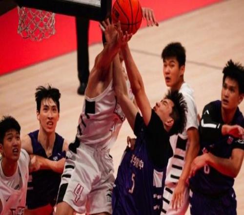 郭艾伦小丁颁奖！清华附中16分史诗逆转回浦中学时隔5年夺第15冠
