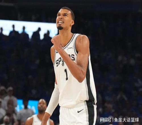 马刺大胜！文班33+8全队第一，亚历山大19分7罚，湖人弃将也隐身