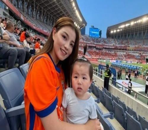 黄政宇妻子：小宝第一次看爸爸比赛，纪念老黄的第100与200场
