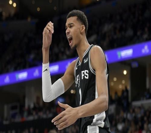 双一阵+DPOY！文班亚马成为历史第九人，比肩乔丹魔兽等前辈