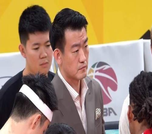 上海男篮先打主场，张镇麟+内线占优5小阵容奇招洛夫顿冲胡金秋
