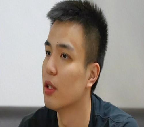离开广东宏远后,他重返清华攻读硕士,如今已是中山大学男篮教练