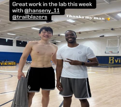开拓者官方晒出杨瀚森训练照：八块腹肌太明显，小杨训练下苦功了
