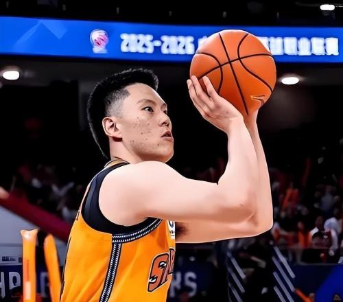 16岁放弃外籍入中国籍，娶上海老师生一女，24岁帮上海男篮进决赛